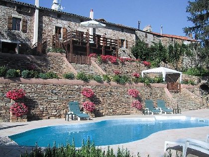 Vue sur le Mas de Salel et la piscine, Mas de Salel