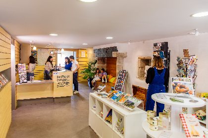 Office de Tourisme Ouest Aveyron - Bureau de Najac : l'accueil et l'espace boutique, OT Villefranche-Najac