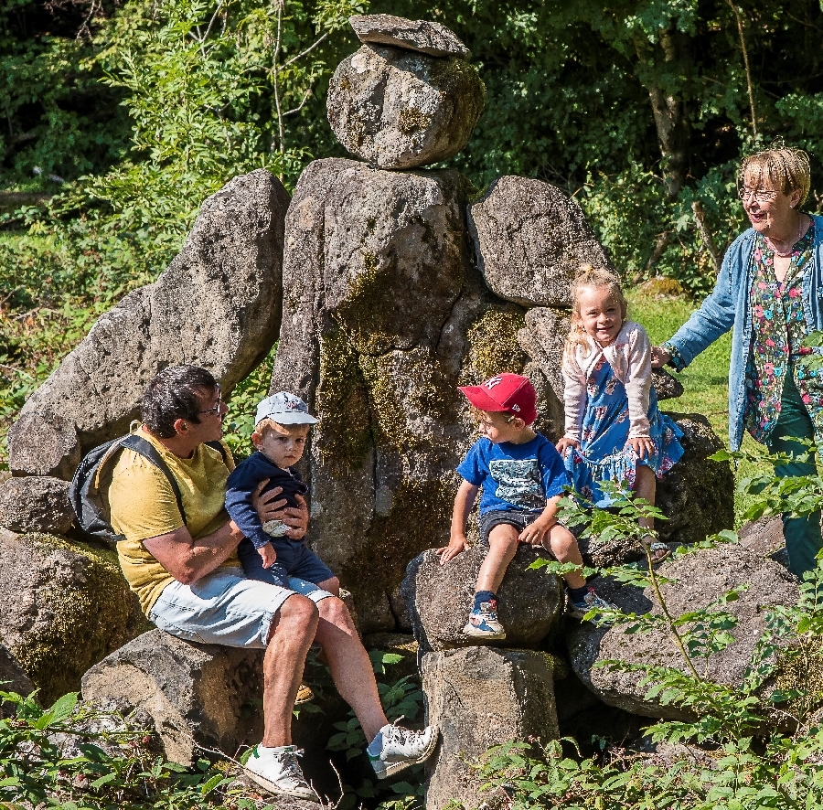 Sentier de l'imaginaire : du magma à la pierre