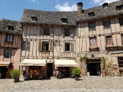 Chez Pierre et Colette, Au Parvis