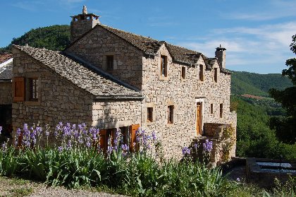 Gîte Lou Clapas sur la place de la fontaine de Cantobre, Caroline Wittwer