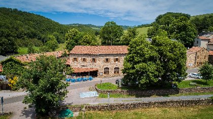 Vue du restaurant dans un écrin de verdure, 