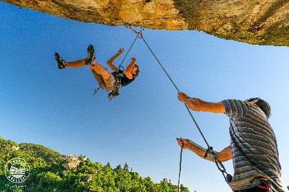 Falaise d'escalade de Cantobre, Virgine Govignon - OT Larzac et Vallées