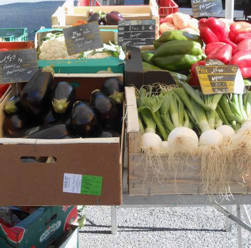 Petit marché à Lédergues  France Occitanie Aveyron Lédergues 12170