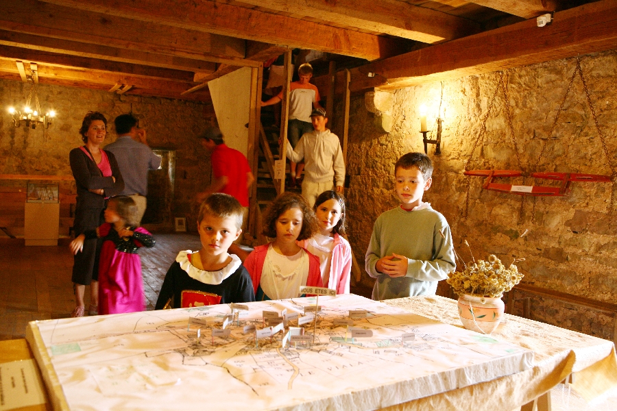 Visite guidées ou audioguidées Visite costumée au Viala du Pas de Jaux ©Studio Martin Visite guidées ou audioguidées Visite costumée au Viala du Pas de Jaux ©Studio Martin