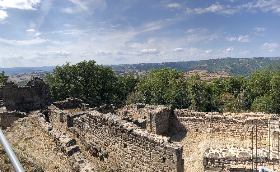 Chapelle et Chateau de Gozon