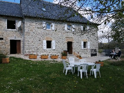 Façade granitique rénovée début 2021, avec espace ombragé et salon de jardin, Corédacteur viargues