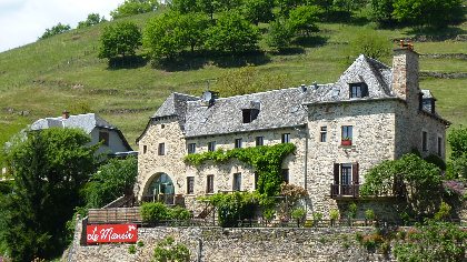 Le manoir vu depuis la route du Lot, 