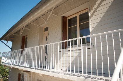 entrée de l'appartement avec balcon couvert, 
