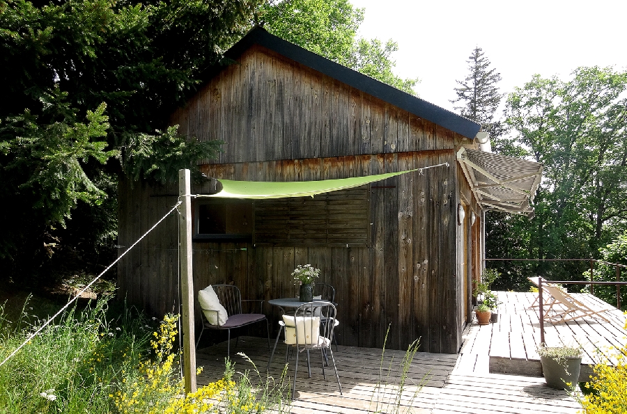 Chalet au coeur d'un jardin forêt avec vue des causses à la chaîne des Pyrénées