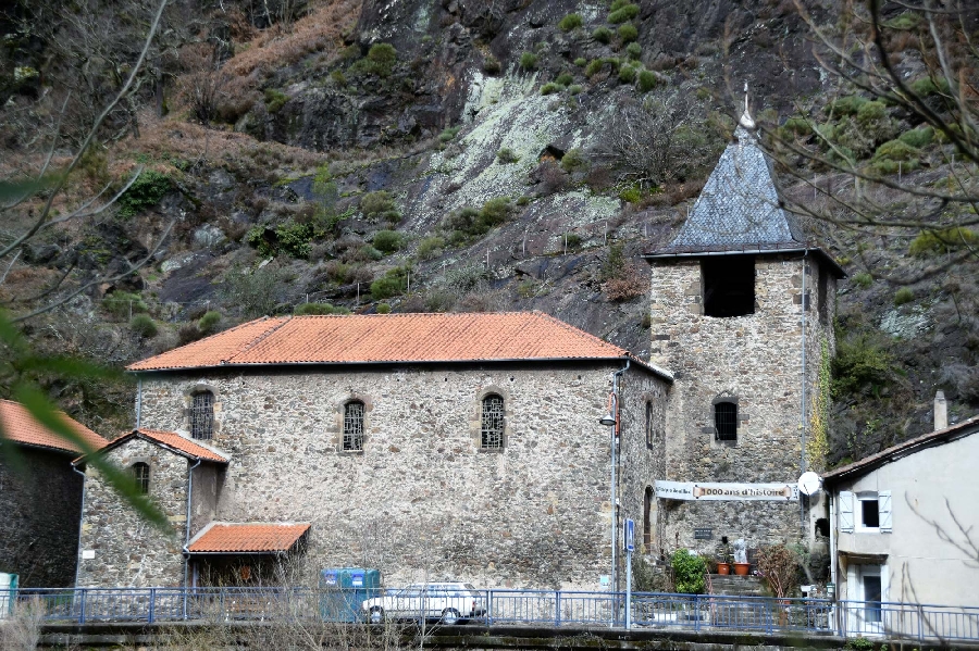 Chapelle des gabariers et village  France Occitanie Aveyron Livinhac-le-Haut 12300