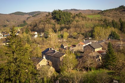 Les gites au coeur du hameau de Seingleys et au 2ème plan le village, Gites d'étape de la Fabarède, St Jean du Bruel