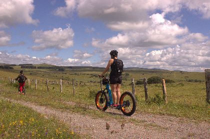 Randonnées en trottinettes tout-terrain électriques : Trot' Argences Experience, Lilian Fabre - Service des Sports de la commune d'Argences en Aubrac