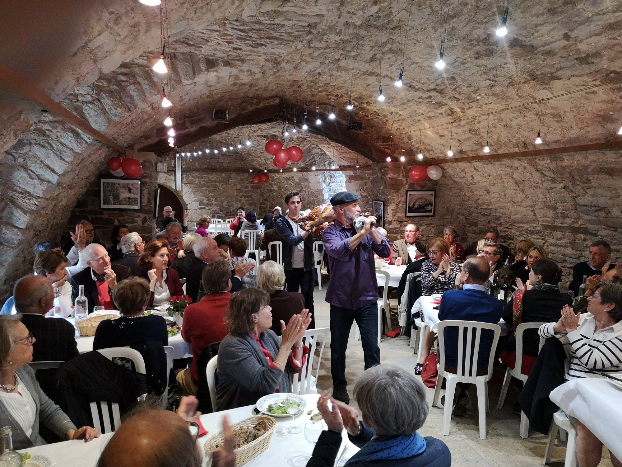 Repas dans la Grande Salle du Château, Château de Latour-sur-Sorgues