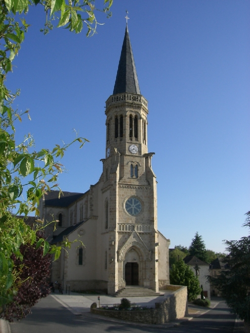 Eglise de Saint-Salvadou et sa croix processionnelle  France Occitanie Aveyron Le Bas Ségala 12200