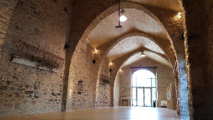 Intérieur salle principale vide., 