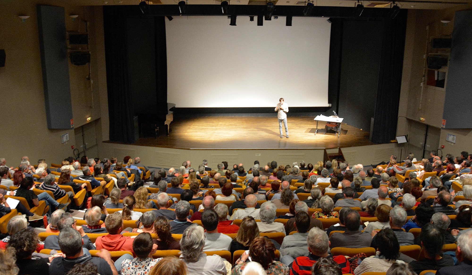 Une conférence dans l'auditorium du Centre Européen, 2019, avec Nicolas Hulot, Centre Européen de Conques