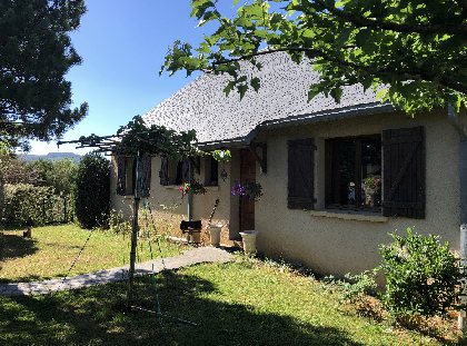 Entrée de la maison et petit jardin accessible, avec Table en été, MOUYSSET Bruno