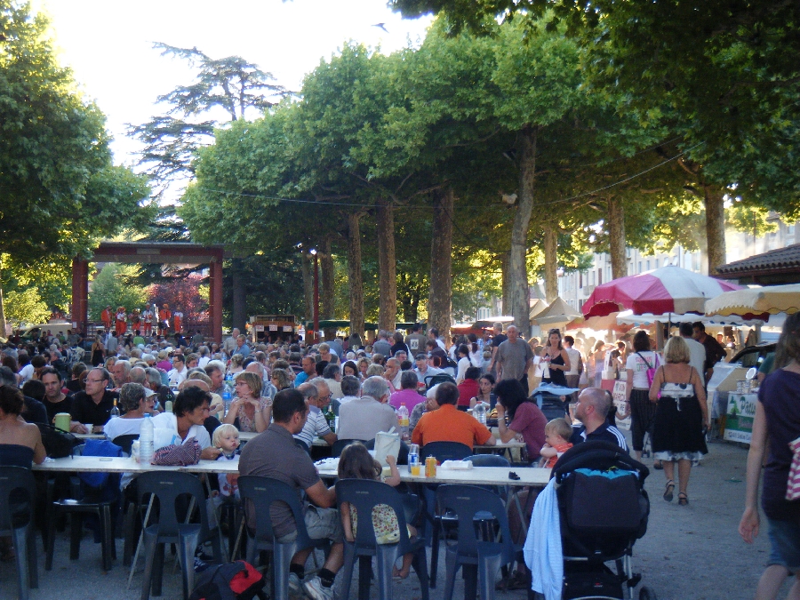 Enfants -10 ans Marché nocturne ©Office de Tourisme du Pays de Roquefort et du Saint-Affricain Enfants -10 ans Marché nocturne ©Office de Tourisme du Pays de Roquefort et du Saint-Affricain