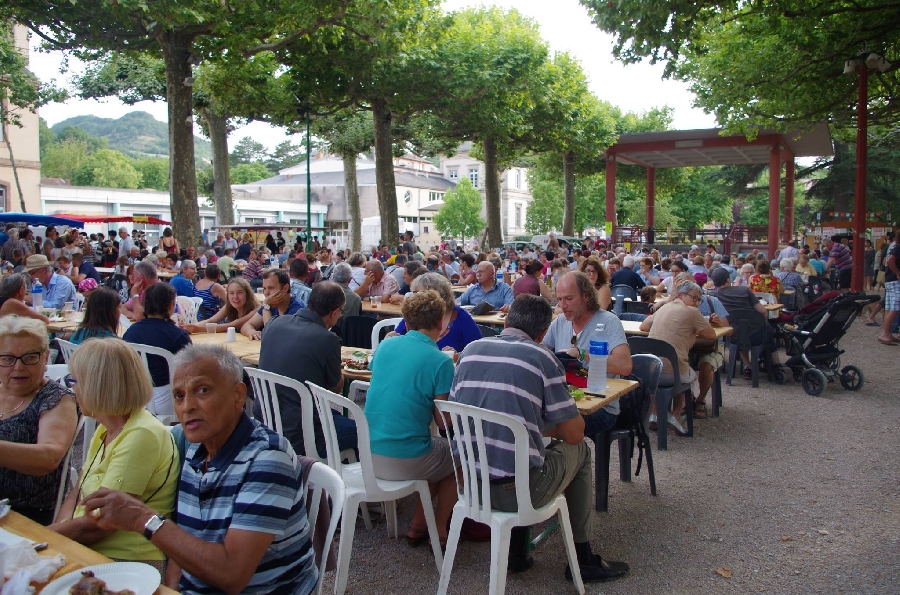 Enfants -10 ans Marchés nocturnes avec Fermiers De L'Aveyron ©OFFICE DE TOURISME DU PAYS DE ROQUEFORT ET DU ST-AFFRICAIN Enfants -10 ans Marchés nocturnes avec Fermiers De L'Aveyron ©OFFICE DE TOURISME DU PAYS DE ROQUEFORT ET DU ST-AFFRICAIN
