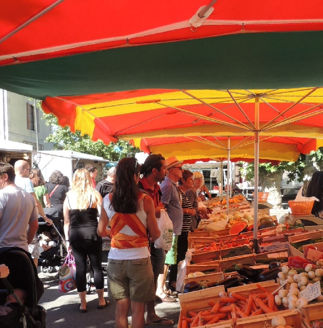 Marché du jeudi matin à Sévérac-le-Château