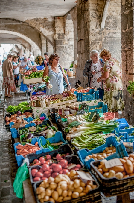 Petit marché de Villefranche, le samedi matin  France Occitanie Aveyron Villefranche-de-Rouergue 12200