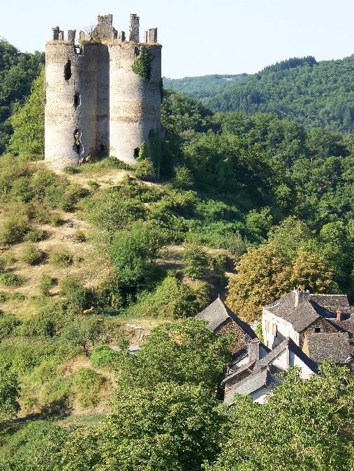 La chapelle de Murat et le château de Roumégous