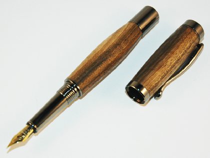 Stylo plume en bois de noyer, 