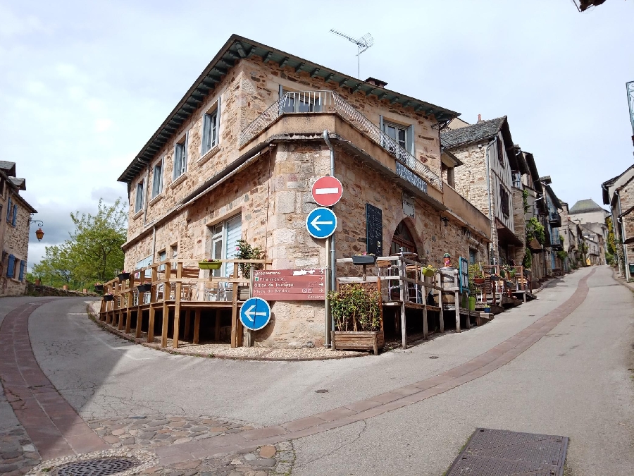 L'insolite - restaurant  France Occitanie Aveyron Najac 12270