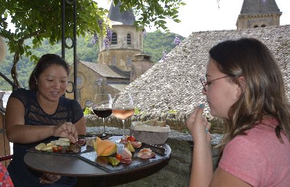 Profitez d'un moment à Conques pour aller boire une verre de vin et manger un plateau de charcuterie sous une terrasse ombragée, OTCM - Chez Germain