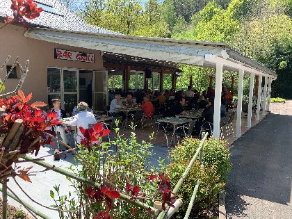 Café - Restaurant La Rivière sous la terrasse ombragée au bord du Dourdou, 