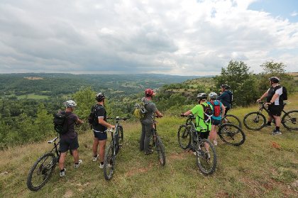 Découvrez à VTT le paysage du vallon de Marcillac avec un moniteur professionnel , OTCM - Loisirs loc VTT