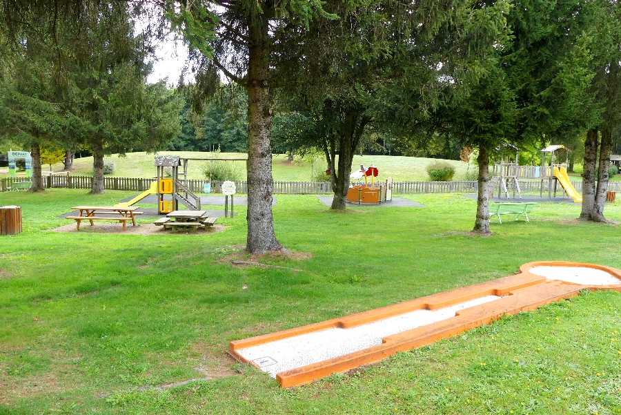Aire de pique-nique du plan d'eau de Ste-Geneviève-sur-Argence