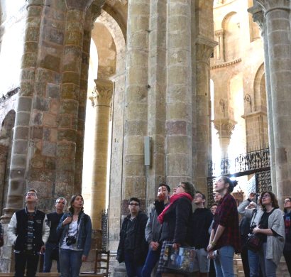 Groupe en visite guidée dans l'abbatiale Sainte-Foy (Service Patrimoine de Conques), OFFICE DE TOURISME de CONQUES-MARCILLAC