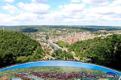 Point de vue et table d'orientation à Villefranche-de-Rouergue, OT Villefranche-Najac