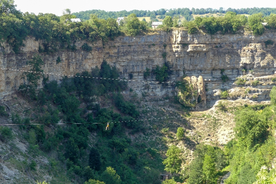 Tyrolienne au-dessus du canyon de Bozouls
