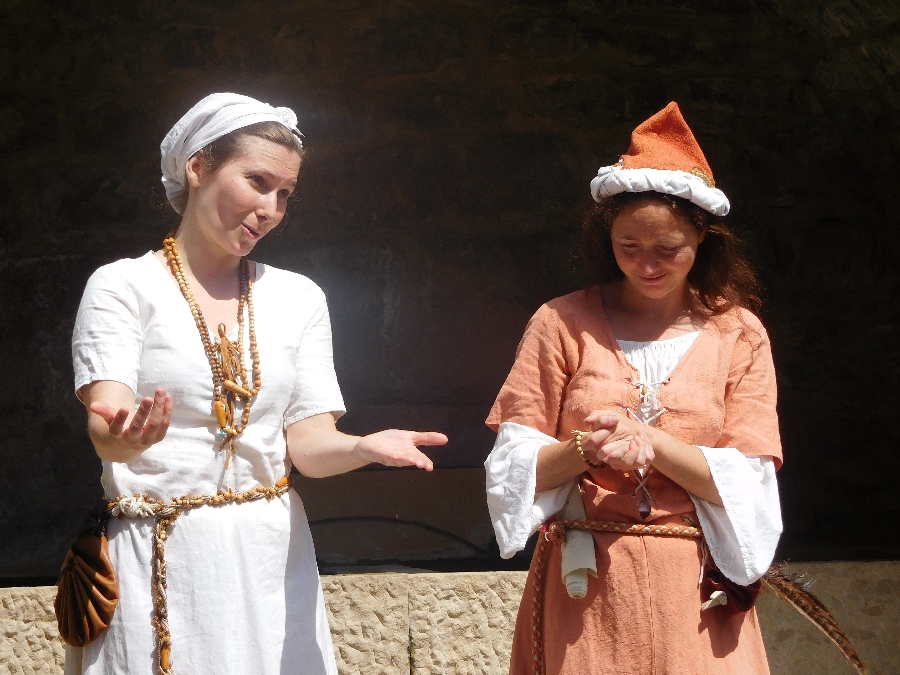 à partir de 6 ans Animations Historiques - A la rencontre des sorcières ©Office de Tourisme des Causses à l'Aubrac à partir de 6 ans Animations Historiques - A la rencontre des sorcières ©Office de Tourisme des Causses à l'Aubrac