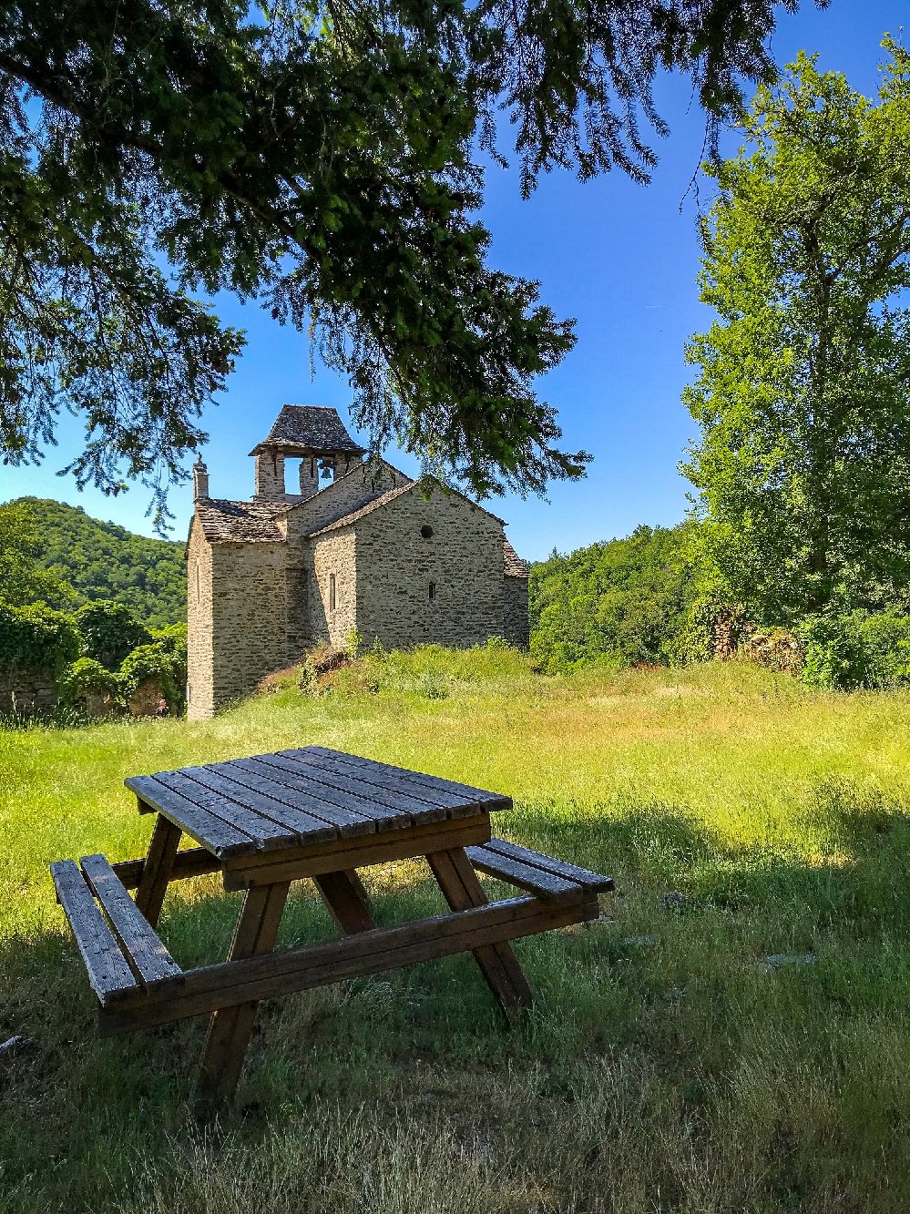 Aires de Pique-Nique en Pays Ségali CHAPELLE DE VILLELONGUE CABANES, MURIEL HENNESSY ADT