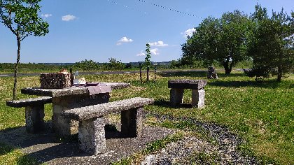 Aire de pique-nique de Caussenuéjouls, OFFICE DE TOURISME LARZAC VALLEES
