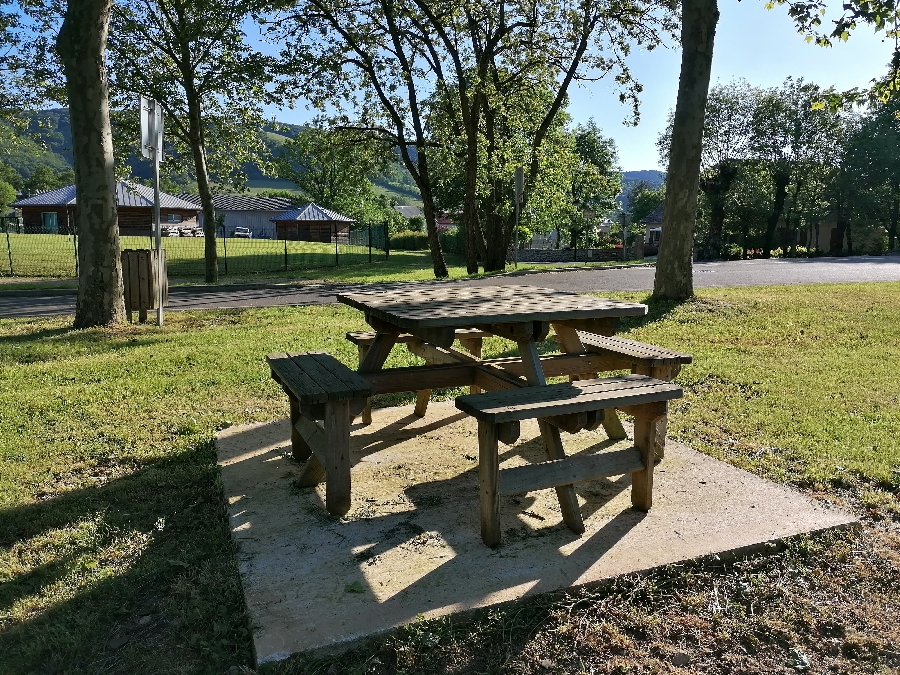 Aire de pique-nique à Sévérac l'Eglise