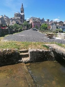 Aire de pique-nique du parking de la Basse Marche à Laissac , Office de Tourisme des Causses à l'Aubrac