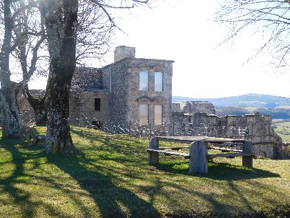 Aire de pique-nique du château de Sévérac, Office de Tourisme des Causses à l'Aubrac