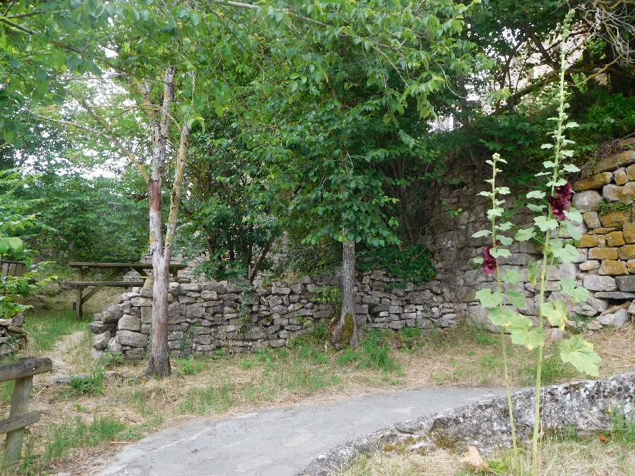 Aire de Pique-Nique sous le château de Sévérac