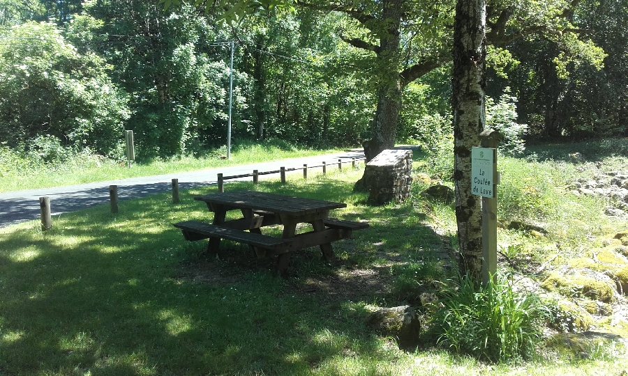 Aire de pique-nique à La Coulée de Lave - Lacroix-Barrez