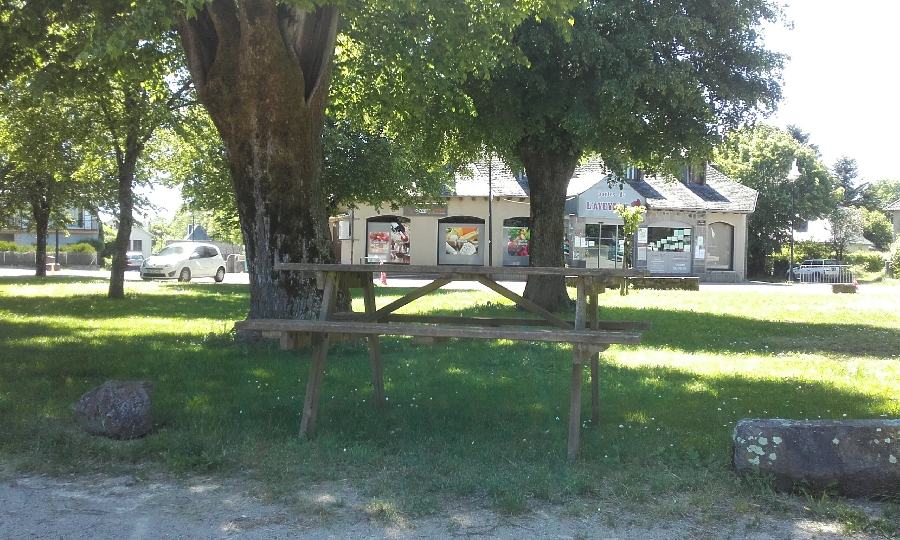 Aire de pique-nique sur la place des Tilleuls