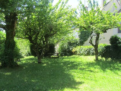 Aire de pique-nique dans le jardin de l'église de Mur-de-Barrez, OFFICE DE TOURISME DU CANTON DE MUR DE BARREZ