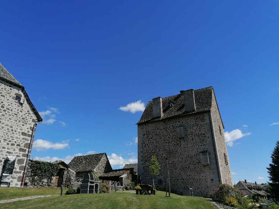 Aire de pique-nique à Brommat - dans le parc de la Maison Forte