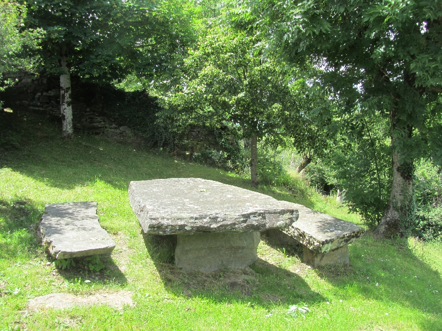 Aire de pique-nique au village de Valon - Lacroix-Barrez