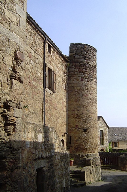 Vestiges des remparts de Castelnau-Pégayrols