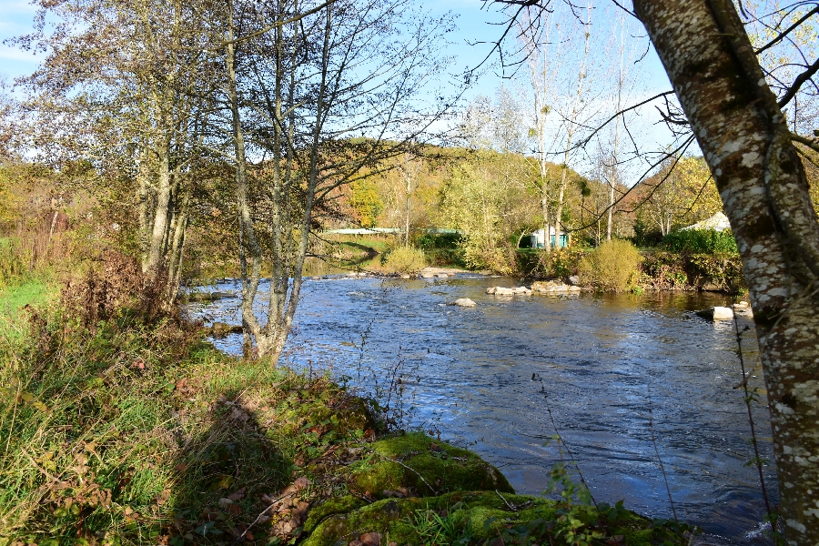 L'Aveyron à Najac (lâchers de truites)